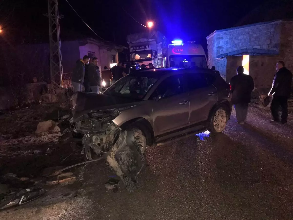 Tokat\'ta duvara çarpan otomobildeki 4 kişi yaralandı