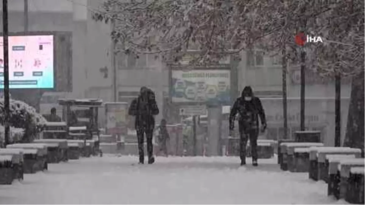 Yoğun kar yağışı 68 köy yolunu ulaşıma kapattı