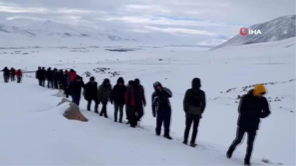 Aktivistlerden Nemrut\'un develerine yürüyüş