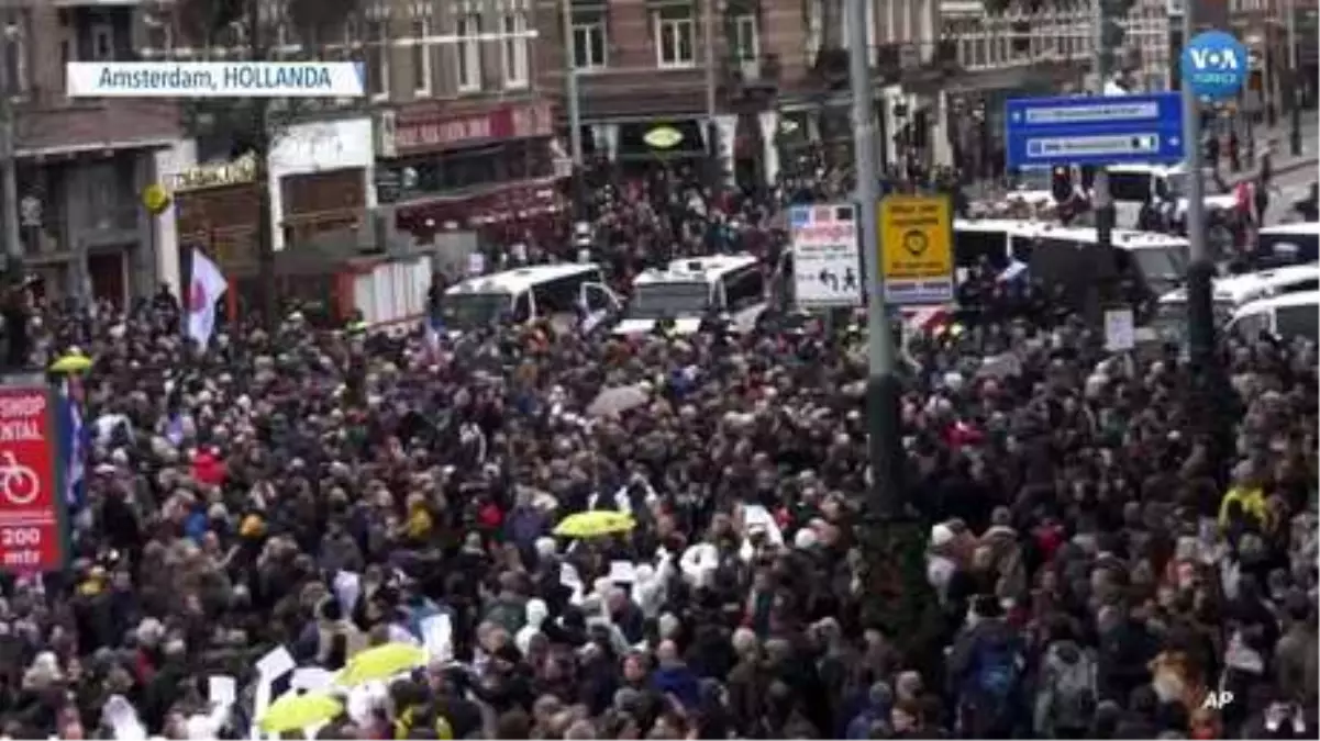 Amsterdam\'da Polisle Protestocular Çatıştı