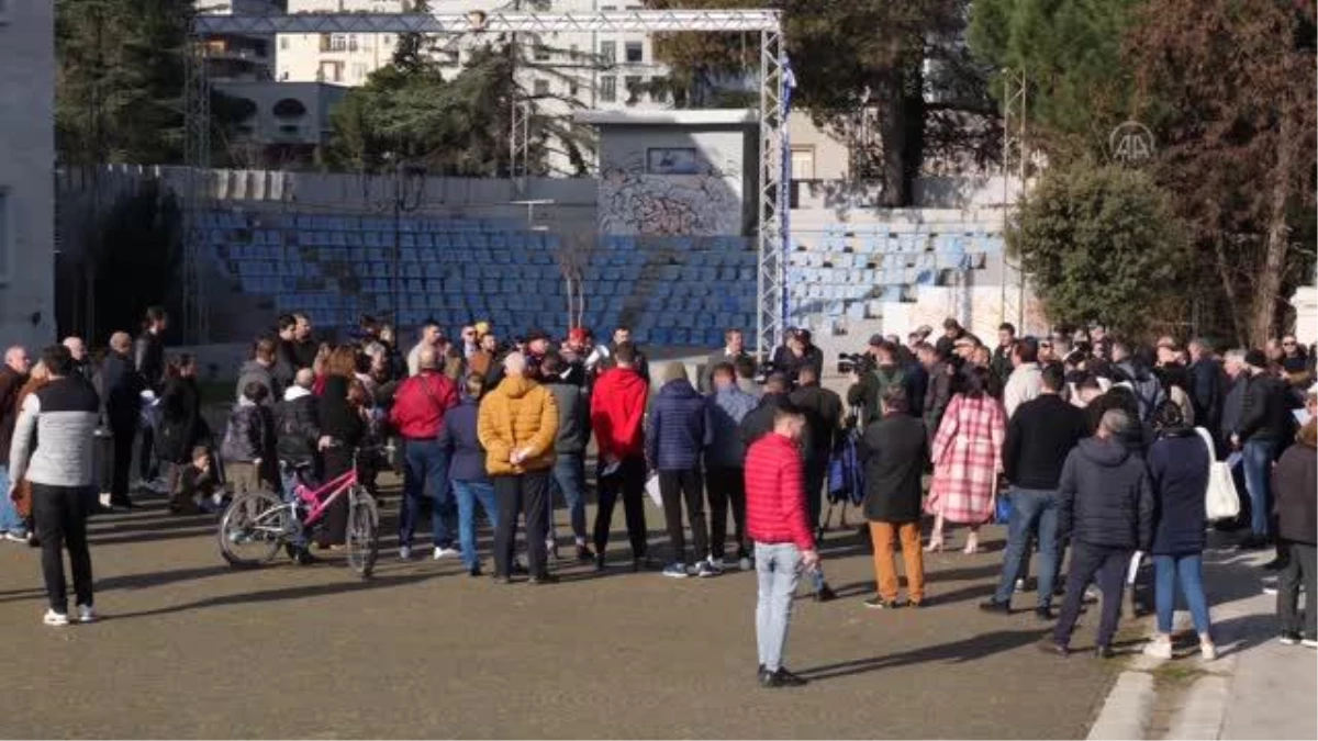 Arnavutluk\'ta zorunlu Kovid-19 aşılamasına karşı protesto