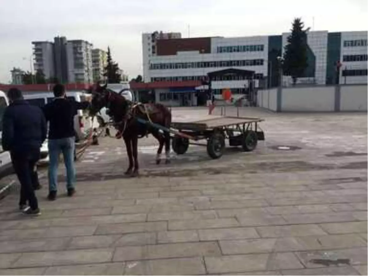 At arabasıyla uyuşturucu satan baba oğul tutuklandı