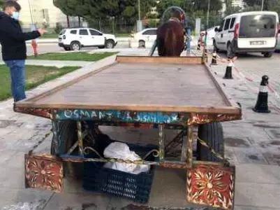 At arabasıyla uyuşturucu satan baba oğul tutuklandı