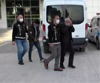 At arabasıyla uyuşturucu satan baba oğul tutuklandı