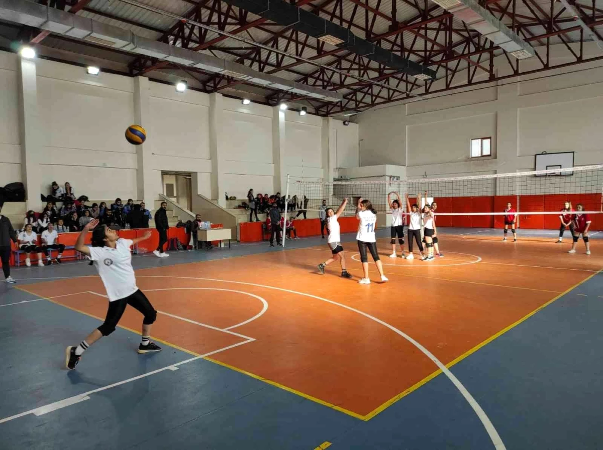 Cizre Emniyet Müdürlüğü öğrenciler için voleybol turnuvası başlattı