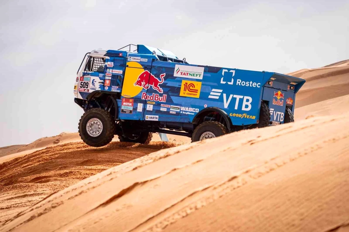 Dakar Rallisi\'nin üçüncü gününde efsane Red Bull sporcusu Sebastien Loeb zirvede