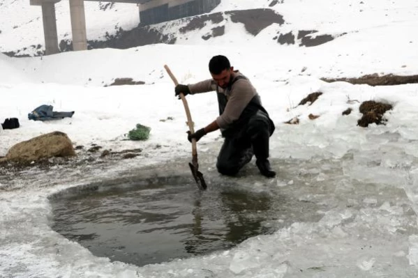 Donan derede Eskimo usulü balık avı