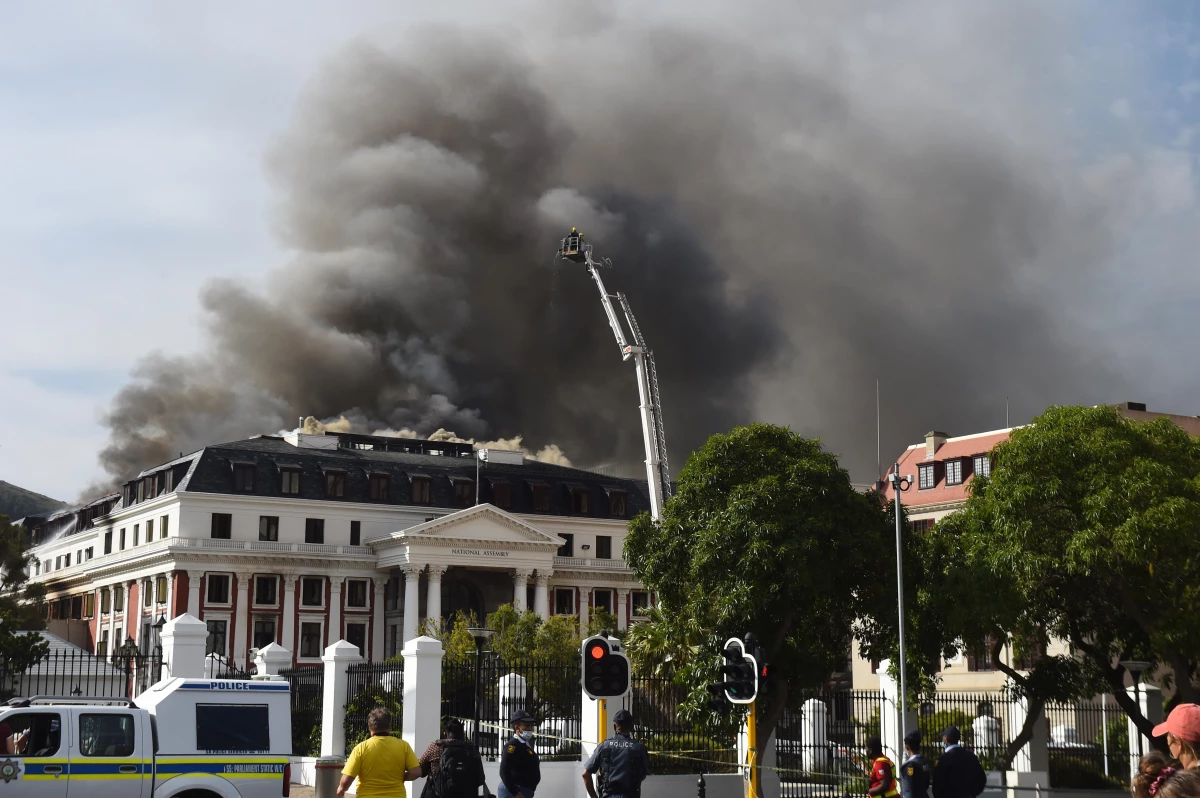 Güney Afrika Parlamentosu\'nun çatısında yine yangın çıktı