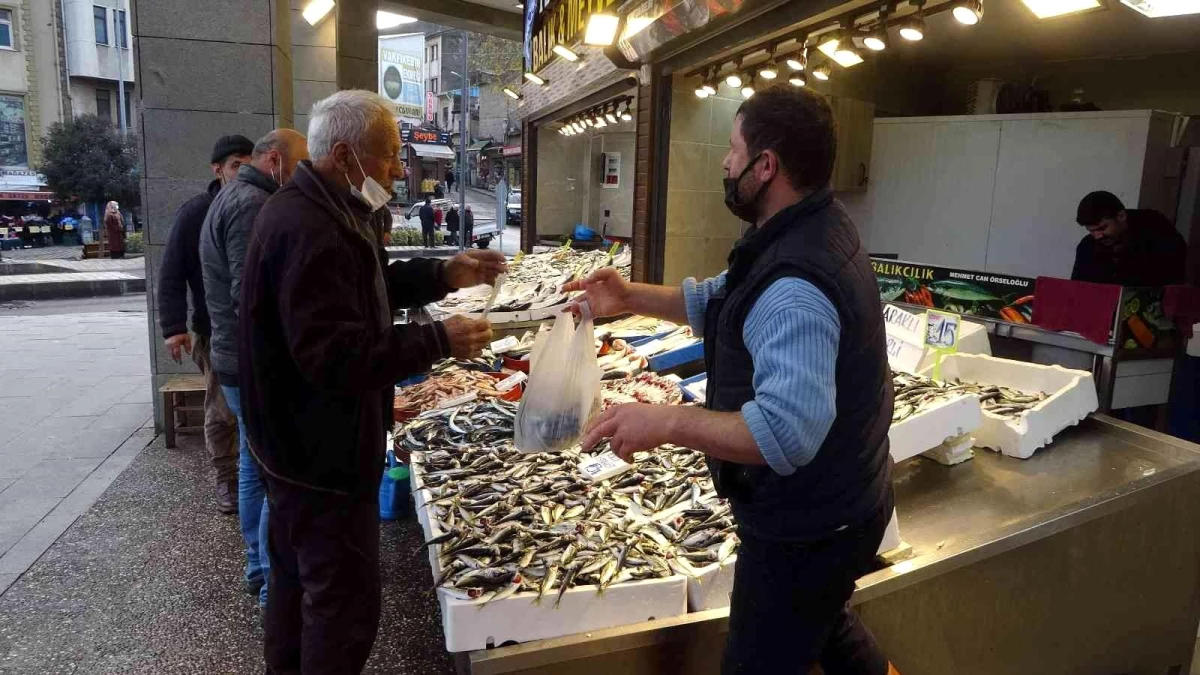 Gürcistan\'dan beklenen hamsi de gelmeyince tezgahlar istavrite kaldı