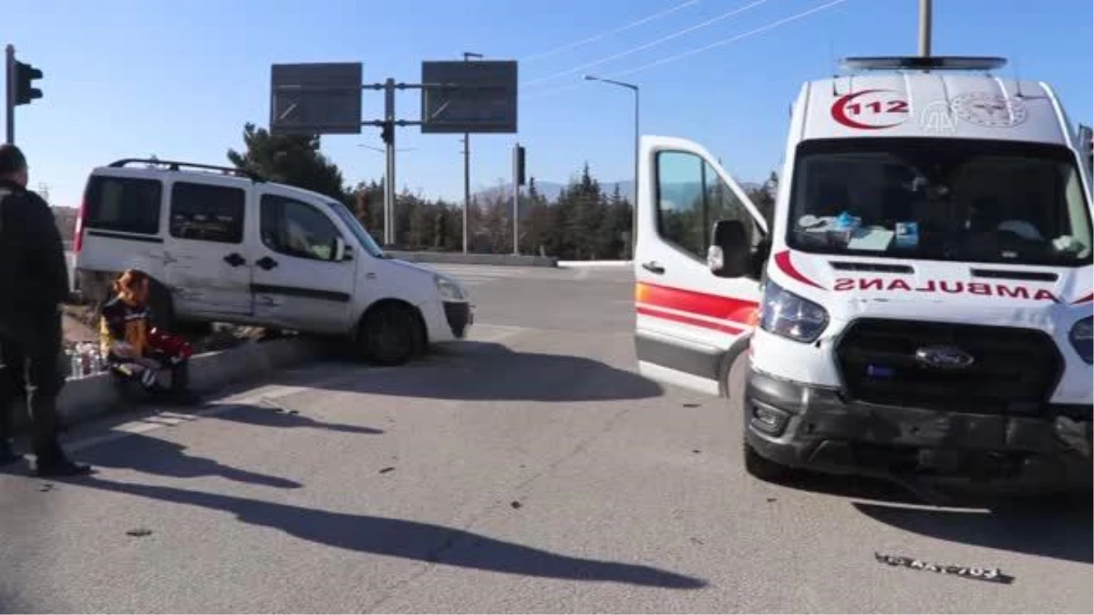 Hafif ticari araçla çarpışan ambulansın sürücüsü yaralandı
