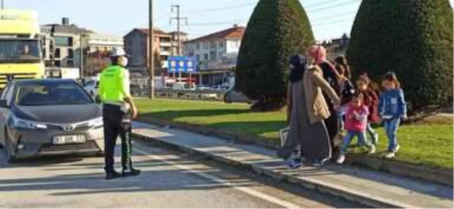 Son dakika haberi... Karayolunda uygulama yapan trafik polislerinden örnek davranış