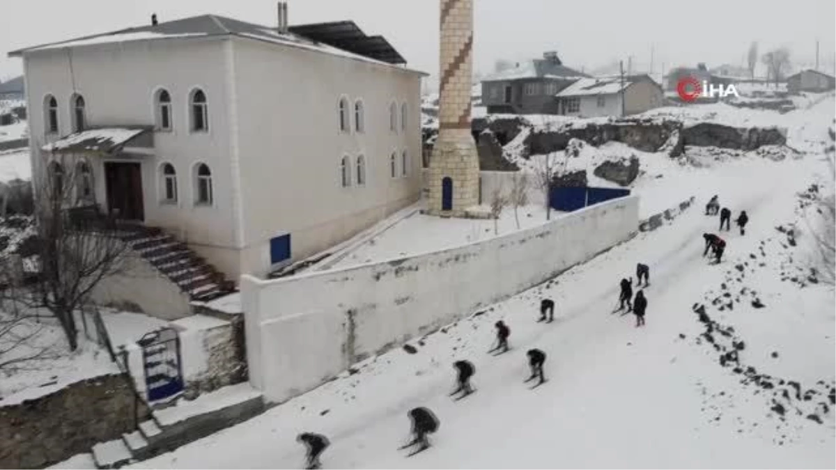 Köy çocukları karın keyfini kızaklarla çıkarıyor