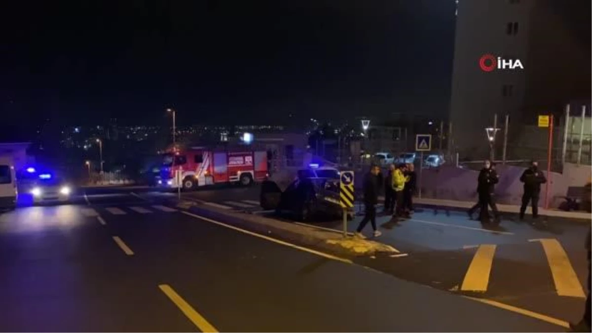 Maltepe\'de kontrolünü kaybeden otomobil park halindeki minibüse çarptı: 3 yaralı