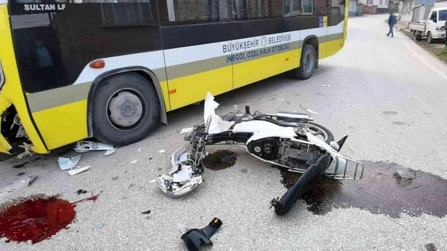 Otobüsle çarpışan motosiklet sürücüsü kurtarılamadı