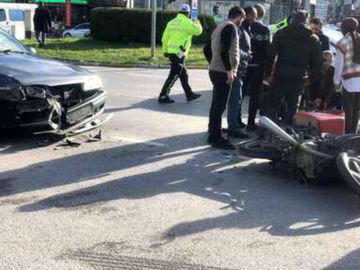 Otomobil motosiklete çarptı: 2 yaralı