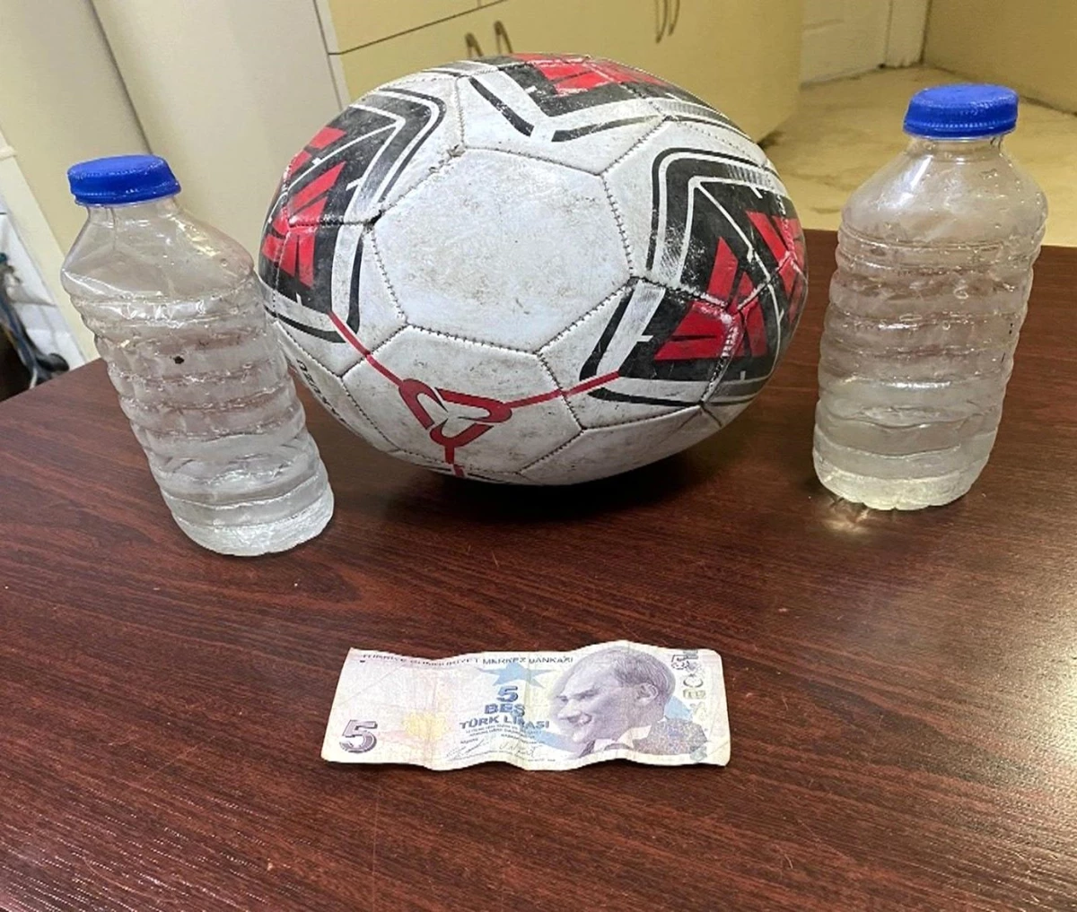 Parkta pet şişeler ve futbol topuyla kumar oynarken yakalandılar