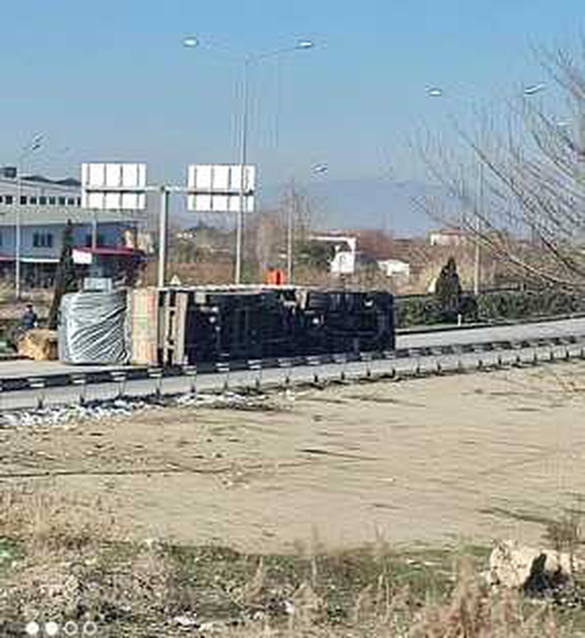 Saman balyası yüklü tır devrildi