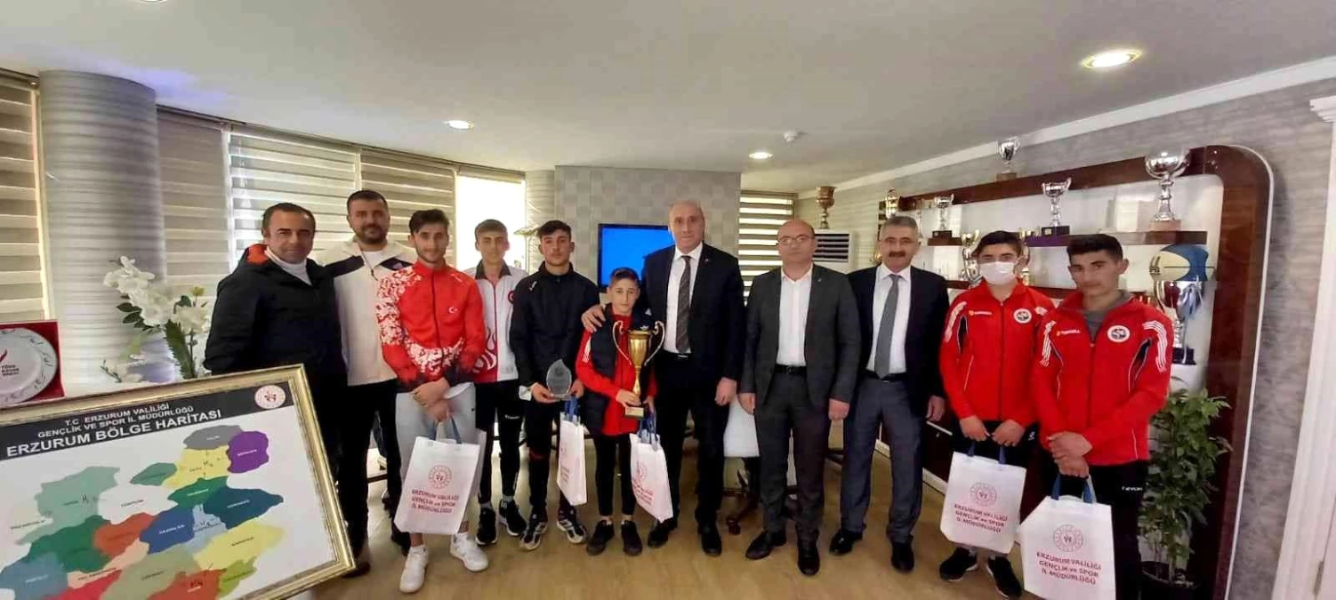 Şampiyon Karayazı Belediyespor Atletizm takımına GSİM\'den ödül