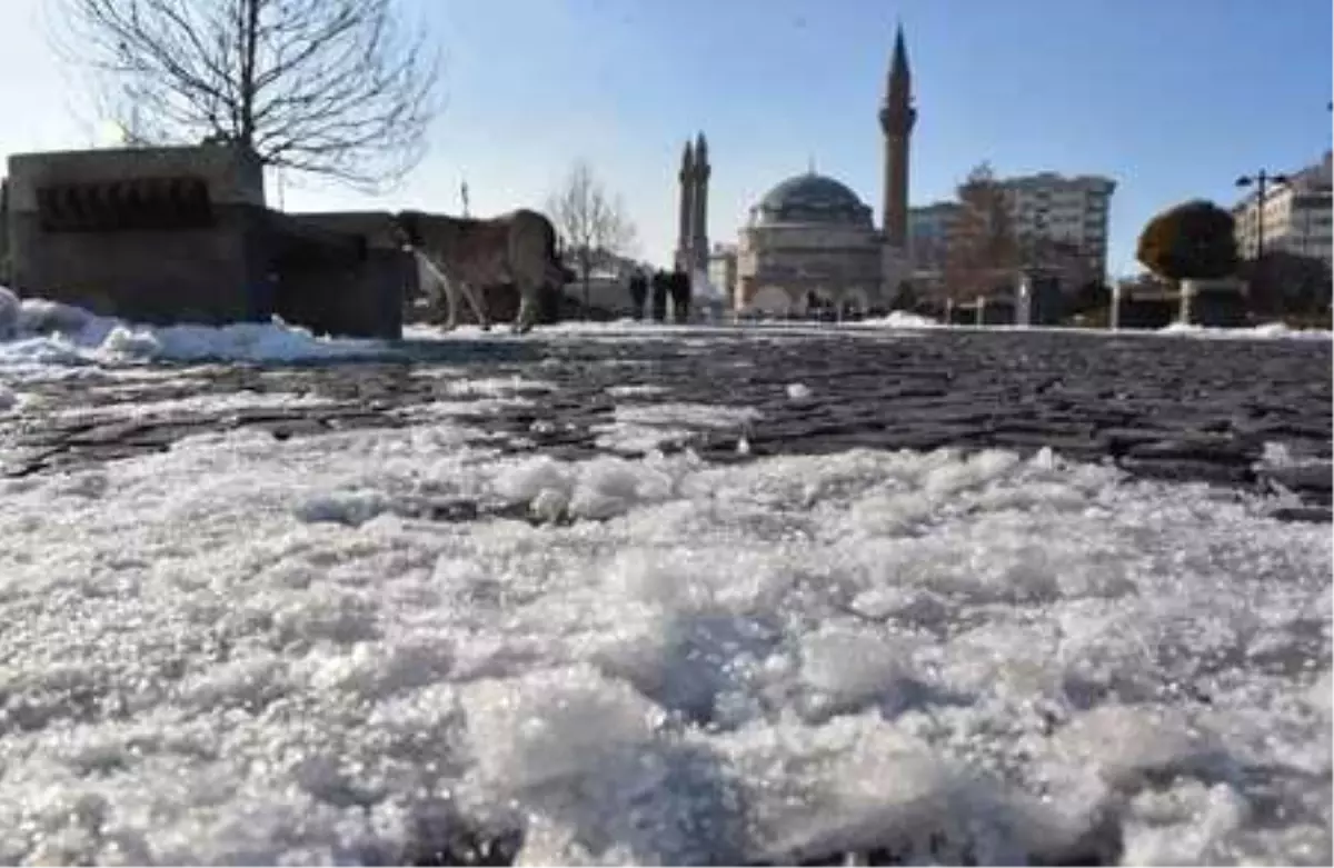 SİVAS\'TA 267 YERLEŞİM YERİNİN YOLU KARDAN KAPANDI