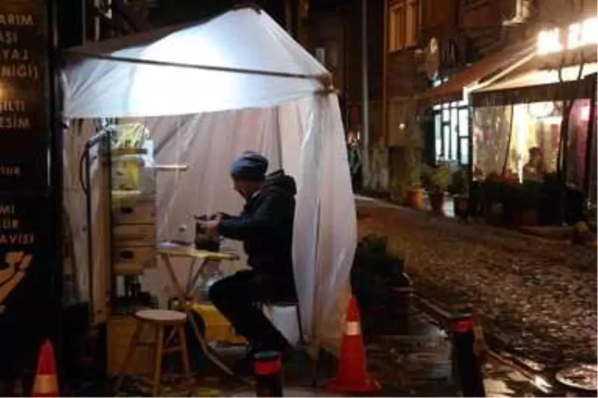 Soğuktan korunmak için sokakta kurduğu çadırda çalışıyor