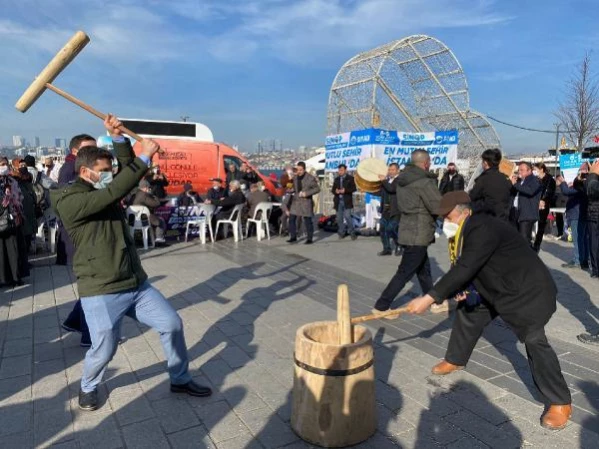 ÜSKÜDAR'DA SİNOPLULAR 1.5 TON HAMSİ DAĞITTI