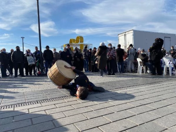 ÜSKÜDAR'DA SİNOPLULAR 1.5 TON HAMSİ DAĞITTI