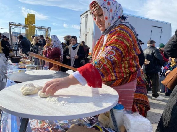 ÜSKÜDAR'DA SİNOPLULAR 1.5 TON HAMSİ DAĞITTI