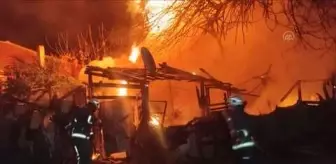 Yanan evlerinden eşyalarını kurtarmaya çalışan 4 kişilik aile hastanelik oldu