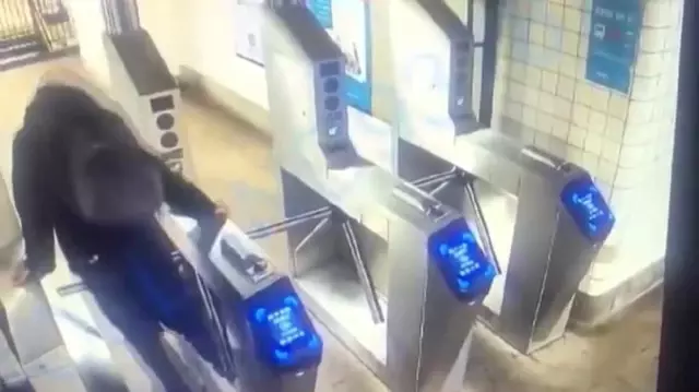 ABD'de metroya ücretsiz binmek isteyen genç, 3 dolar için canından oldu! O anlar kamerada