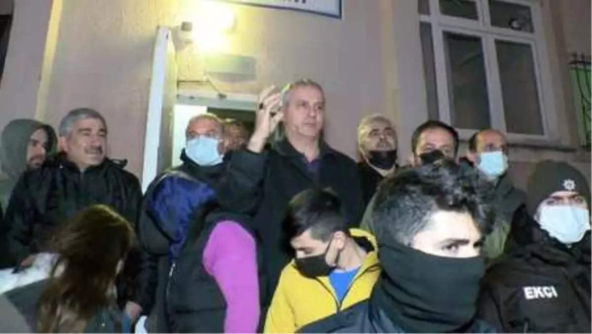 ARNAVUTKÖY\'DE SİTE SAKİNLERİ AİDATA ZAM YAPAN YÖNETİMİ PROTESTO ETTİ