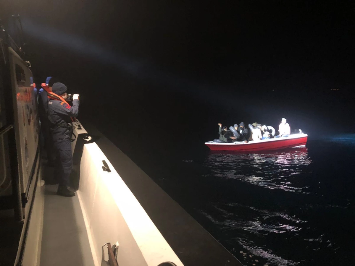 Balıkesir açıklarında 29 düzensiz göçmen kurtarıldı