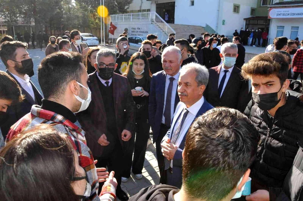 Akşehir Belediye Başkanı Salih Akkaya öğrencilerle teneffüste buluştu