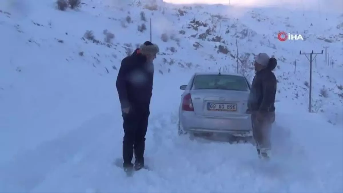 Bayburt\'ta kar, tipide araçlarıyla mahsur kalan vatandaşlar kurtarıldı