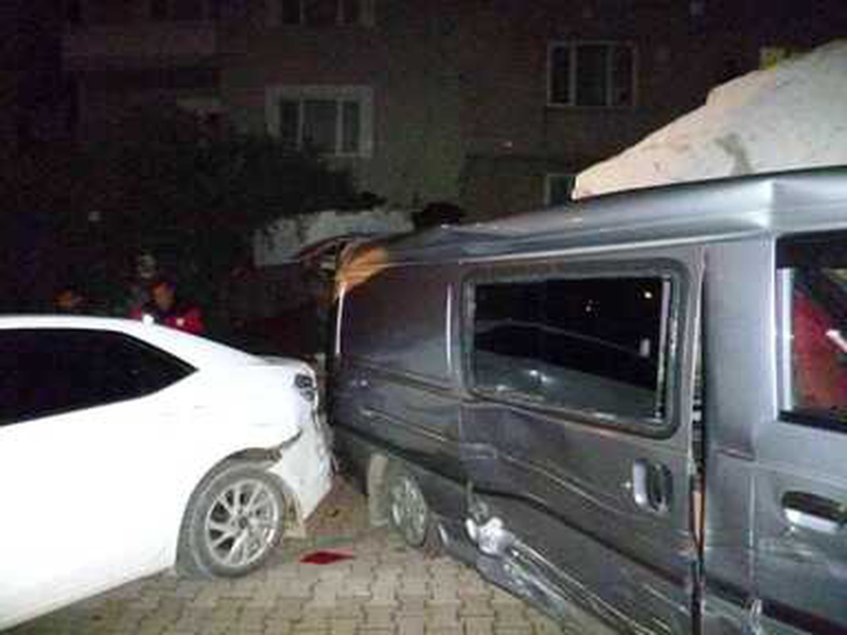 Bilecik\'te freni boşalan tır önce 3 araca, sonra apartmana çarparak durabildi