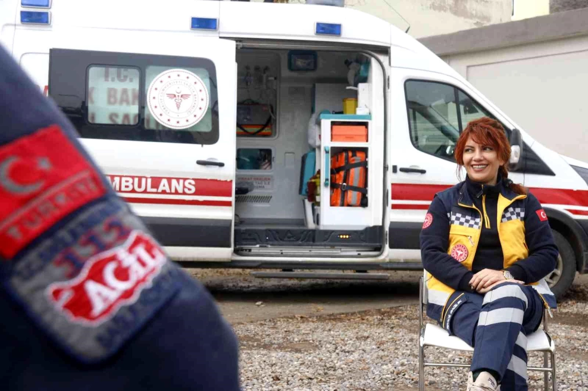 Son dakika haberleri: Diyarbakır\'ın \'kırmızı başlıklı\' kadın ambulans şoförü Ayfer Kurt, zamanla yarışıyor