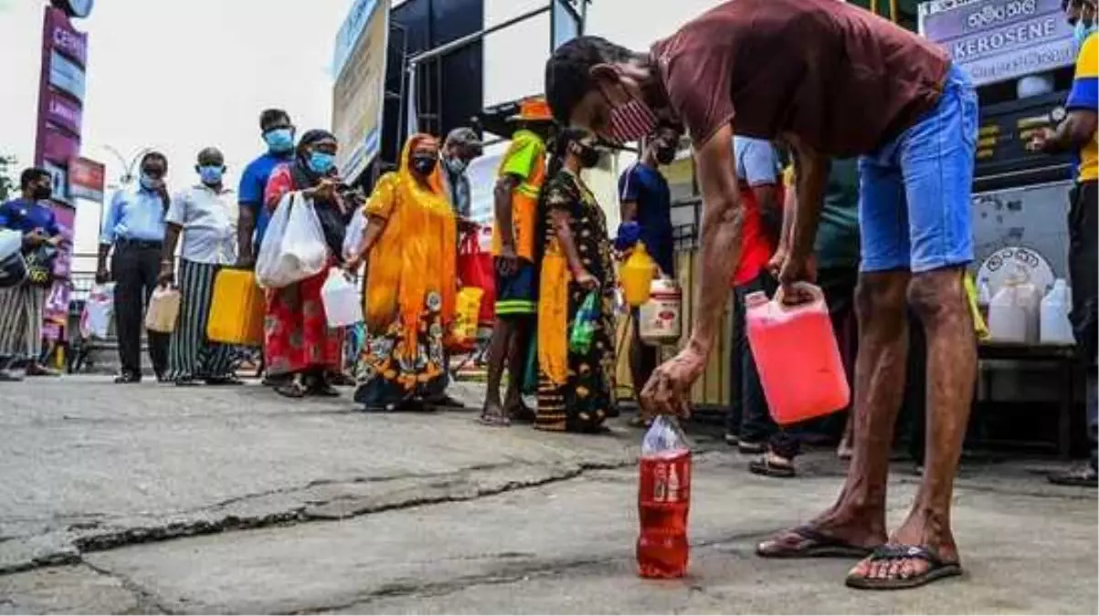 Ekonomik olarak dibe vuran Sri Lanka'da vatandaşlar bir kilo fasulyeyi ona bölerek alıyor