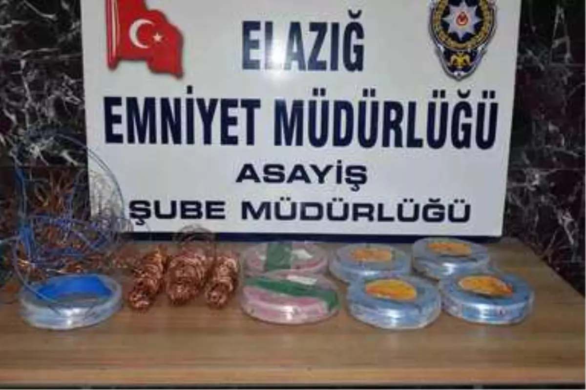 Elazığ\'da 21 suç kaydı bulunan 2 şüpheli, çaldıkları kabloları yakarken yakalandı