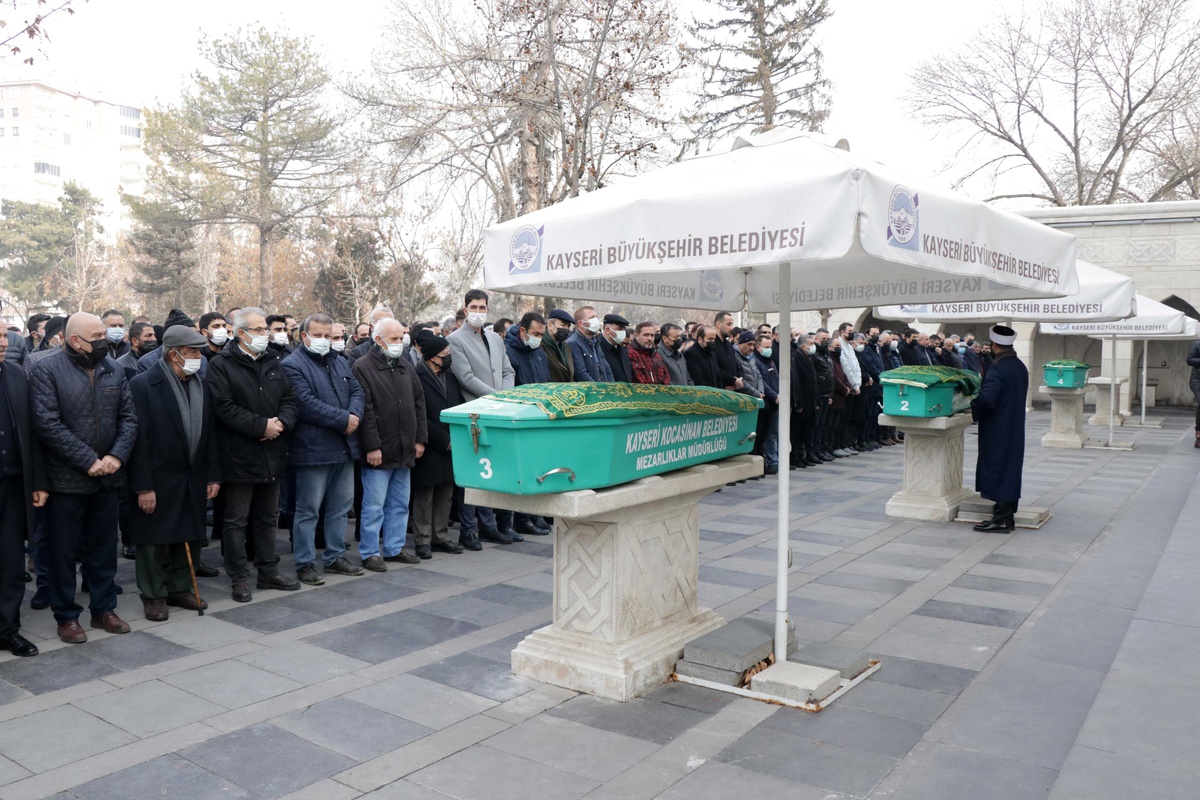 Kayseri\'de silahla öldürülen 3 kişinin cenazesi defnedildi