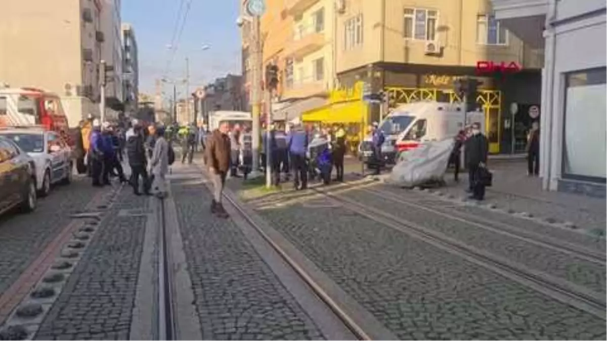 Otomobille tramvay çarpıştı: 2 yaralı