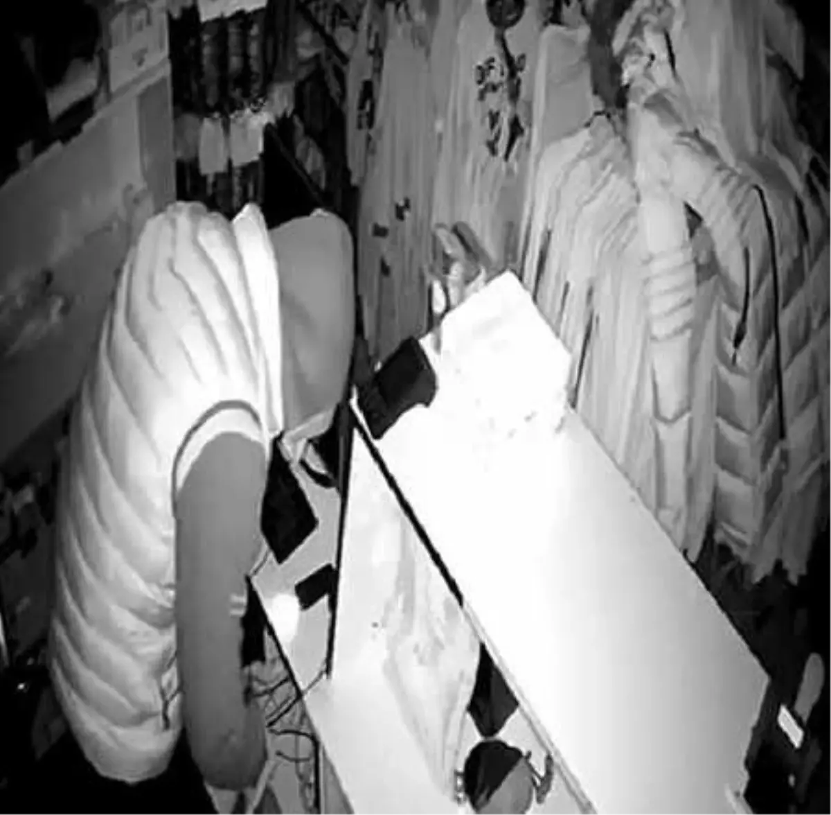 Son dakika haberi: Mağaza kasasından para çaldı, kamera görüntüsünden yakalandı