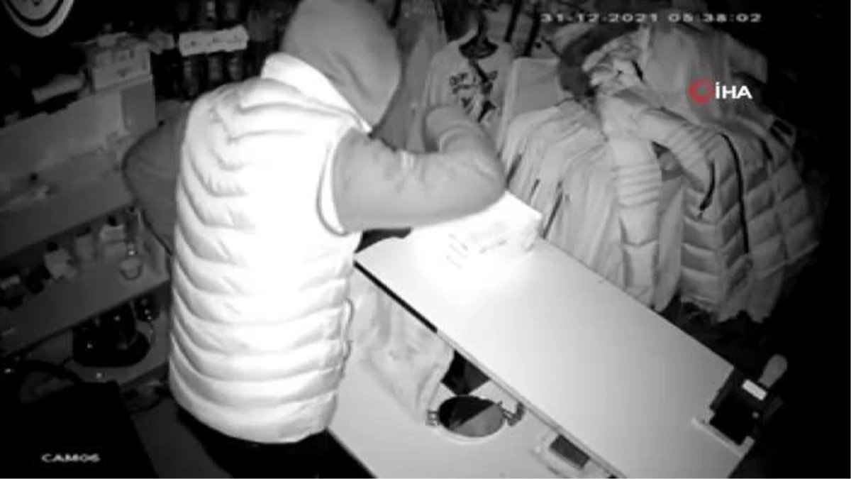 Mağazadaki hırsızlık anları güvenlik kamerasında