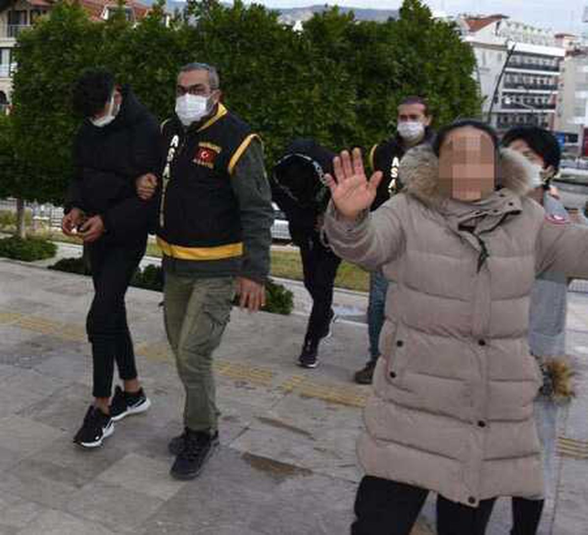 MAĞAZADAN 8 CEP TELEFONU ÇALAN 2 KARDEŞTEN 1'İ TUTUKLANDI