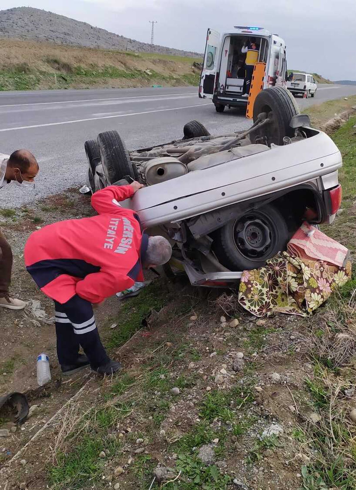 Mersin\'de devrilen otomobildeki 4 kişi yaralandı