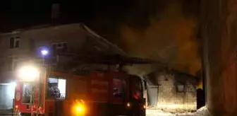 Muradiye'de odunluk yangını