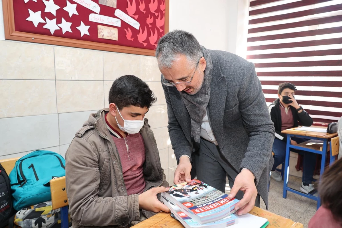 Nevşehir Belediyesinden TYT ve LGS\'ye hazırlanan öğrencilere kitap desteği