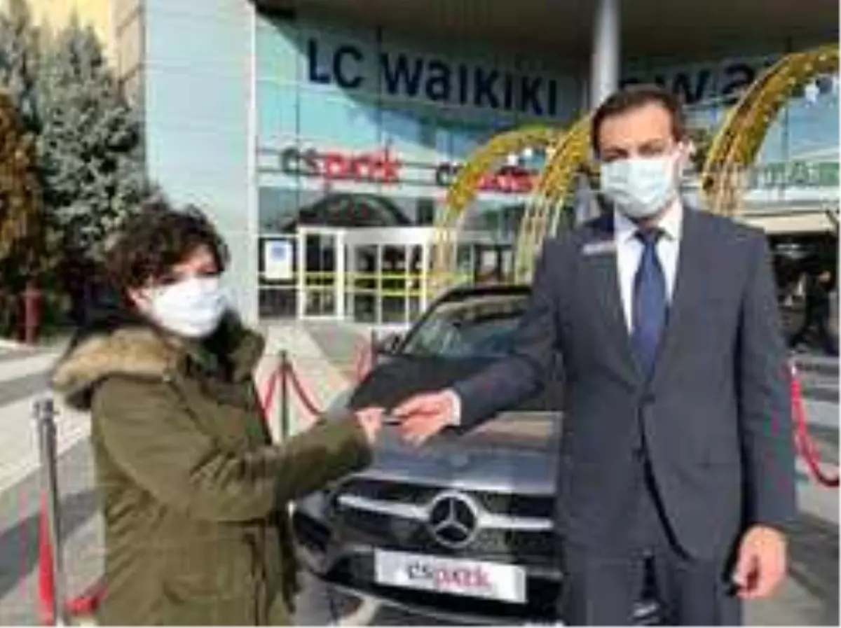 Nikahtan bir gün önce son model otomobil kazandılar