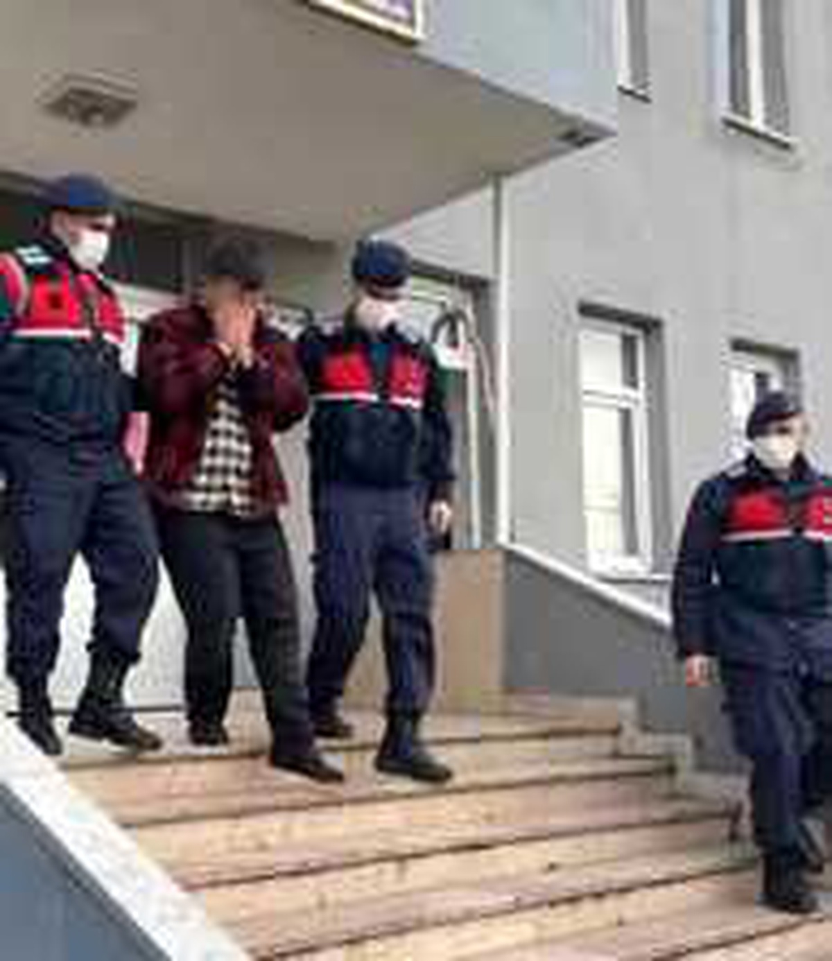 Otobüslerden hırsızlık yapıyordu, 15 suç kaydı bulunan şüpheli yakalandı