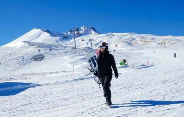 Romanyalı şarkıcı Inna, Erciyes'ta kayak yaptı
