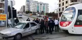 Samsun'da tramvay otomobile çarptı