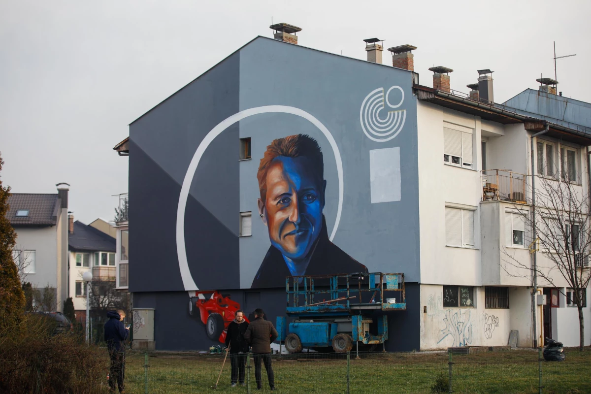 Saraybosna\'da bir binaya Alman Formula 1 pilotu Michael Schumacher\'in resmi çizildi